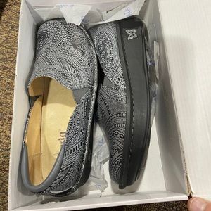 Alegria slip on